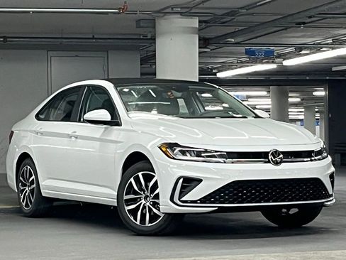 New 2026 Volkswagen Jetta SE image 2