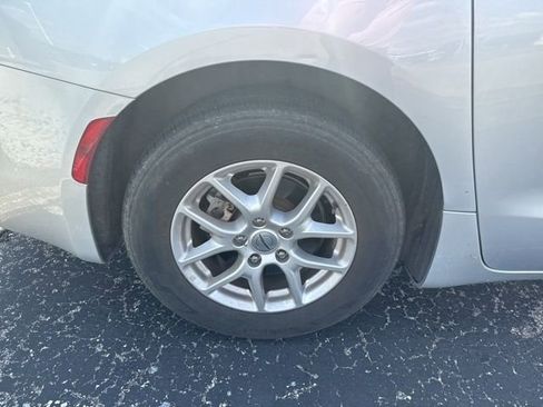 Used 2023 Chrysler Voyager LX image 3