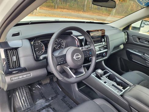 Used 2025 Nissan Pathfinder SV image 11