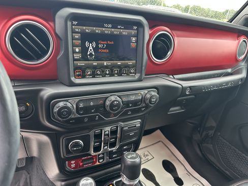 Used 2023 Jeep Wrangler Unlimited Rubicon w/ Cold Weather Group AWD/4WD image 18