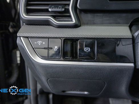 Used 2025 Kia Sportage LX FWD image 13