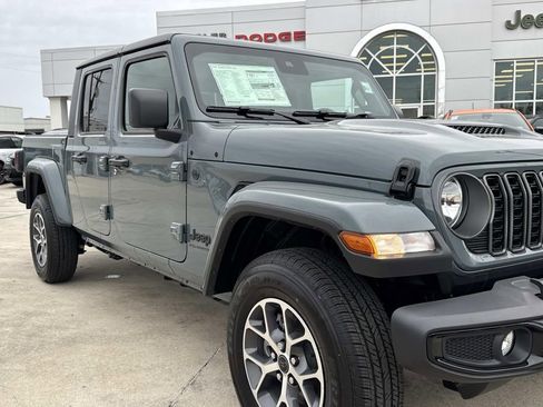 New 2025 Jeep Gladiator Sport image 17