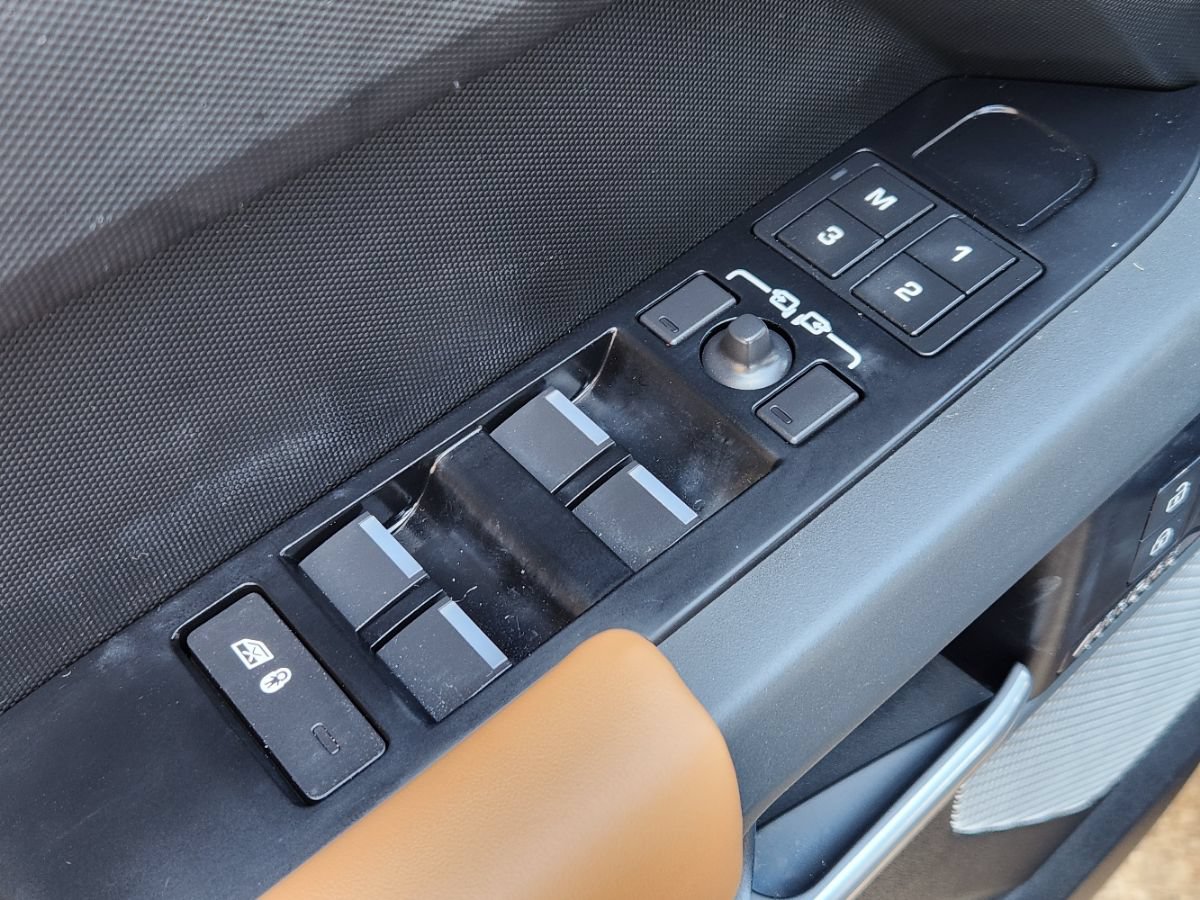 Used 2024 Land Rover Defender 130 X AWD/4WD image 45