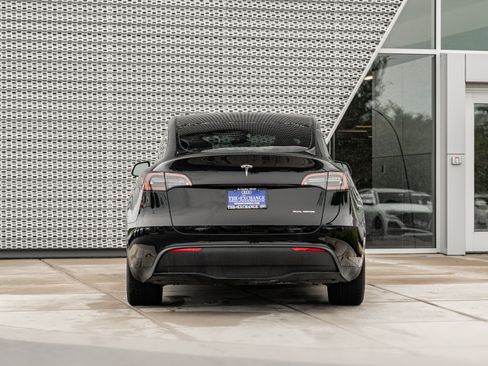 Used 2024 Tesla Model Y Long Range AWD/4WD image 25