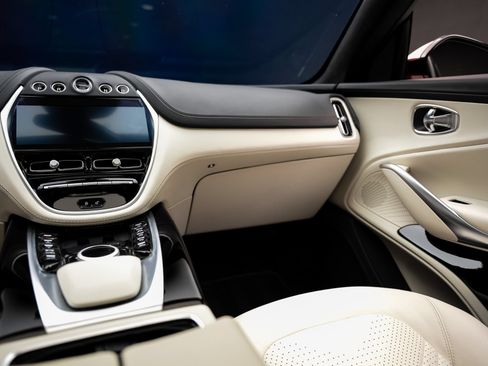 Used 2023 Aston Martin DBX AWD/4WD image 40