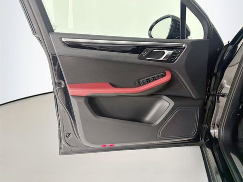 Certified 2023 Porsche Macan S AWD/4WD image 6