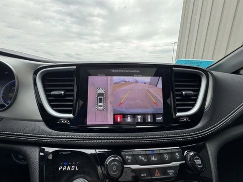 Used 2023 Chrysler Pacifica Limited w/ S Appearance Package image 17