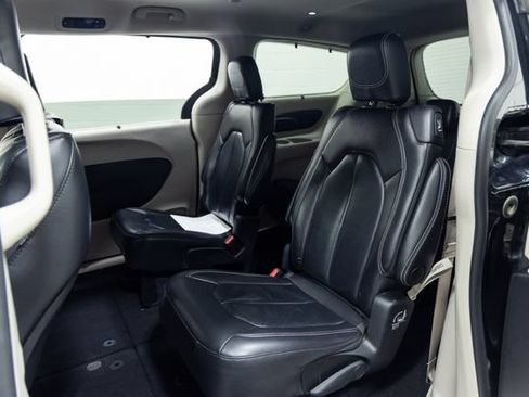 Used 2022 Chrysler Pacifica Touring-L FWD image 22
