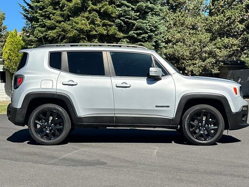 Used 2018 Jeep Renegade Altitude w/ UConnect 8.4 Nav Group AWD/4WD image 3
