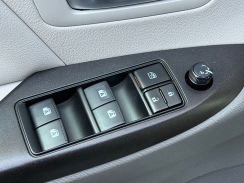 Used 2017 Toyota Sienna LE image 12