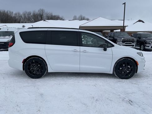 New 2026 Chrysler Pacifica Limited w/ Uconnect Theater Family Group image 4