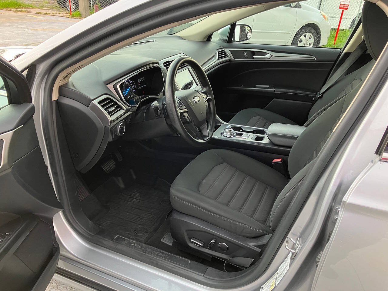 Used 2020 Ford Fusion SE AWD/4WD image 6