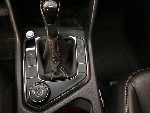 Used 2022 Volkswagen Tiguan SE w/ Panoramic Sunroof Package image 10