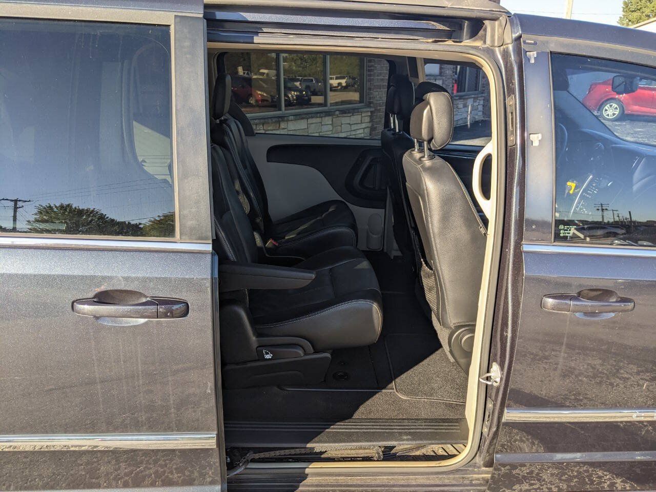 Used 2014 Chrysler Town & Country Touring FWD image 14