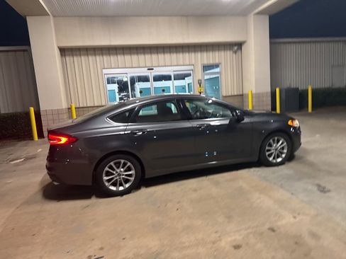 Used 2020 Ford Fusion SE image 14