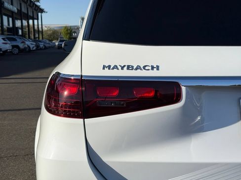 Used 2024 Mercedes-Benz Maybach GLS 600 4MATIC image 9