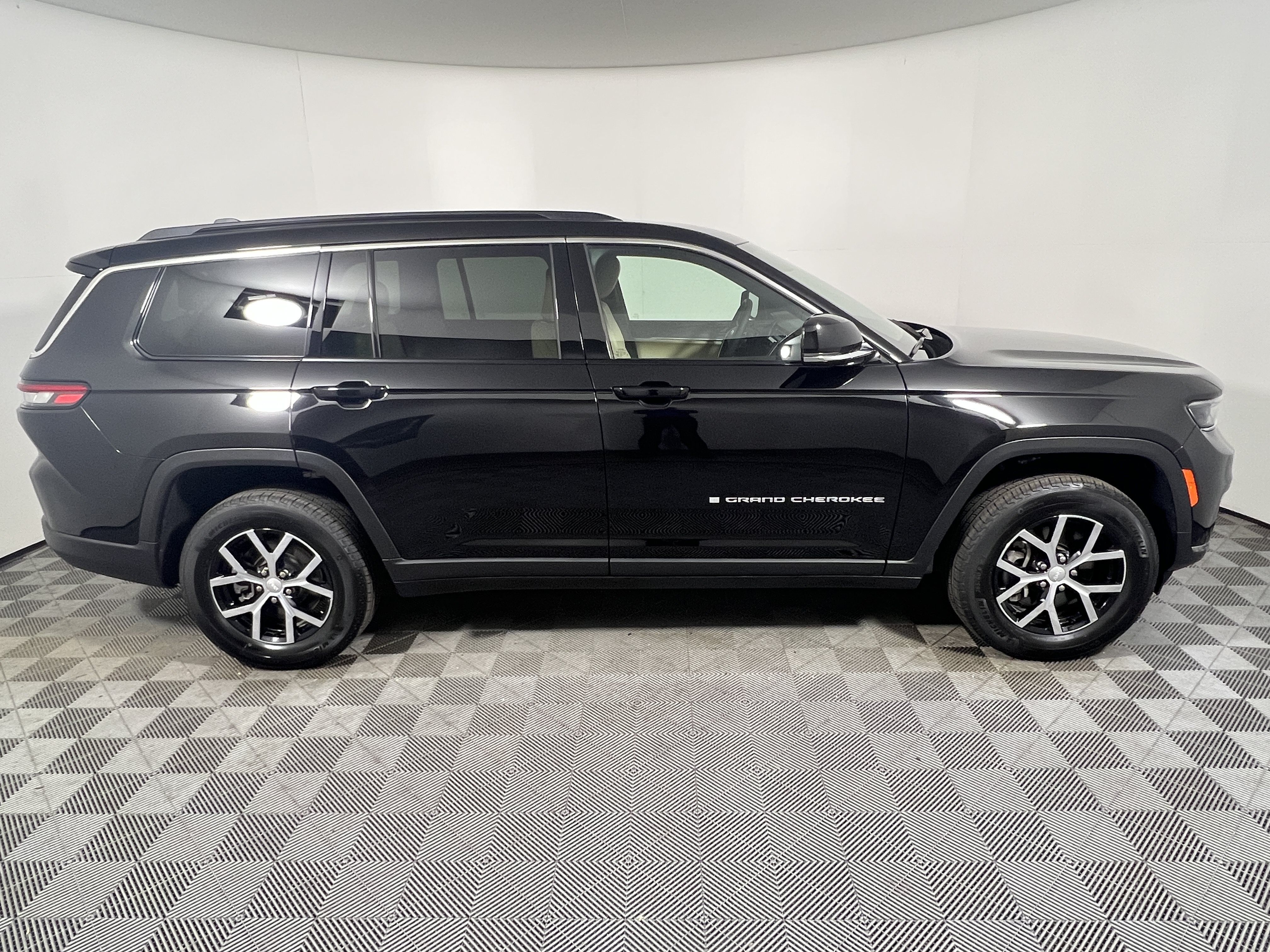 Used 2025 Jeep Grand Cherokee L Limited AWD/4WD image 6