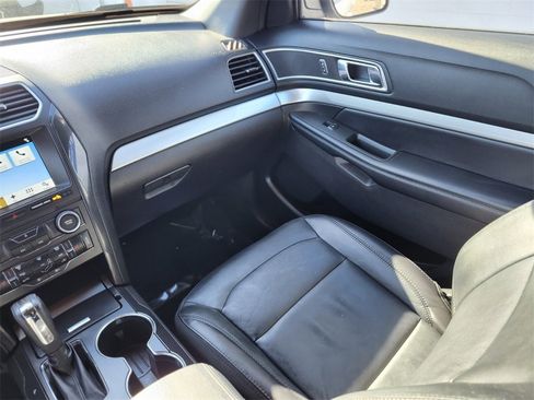 Used 2017 Ford Explorer XLT w/ Equipment Group 202A image 13