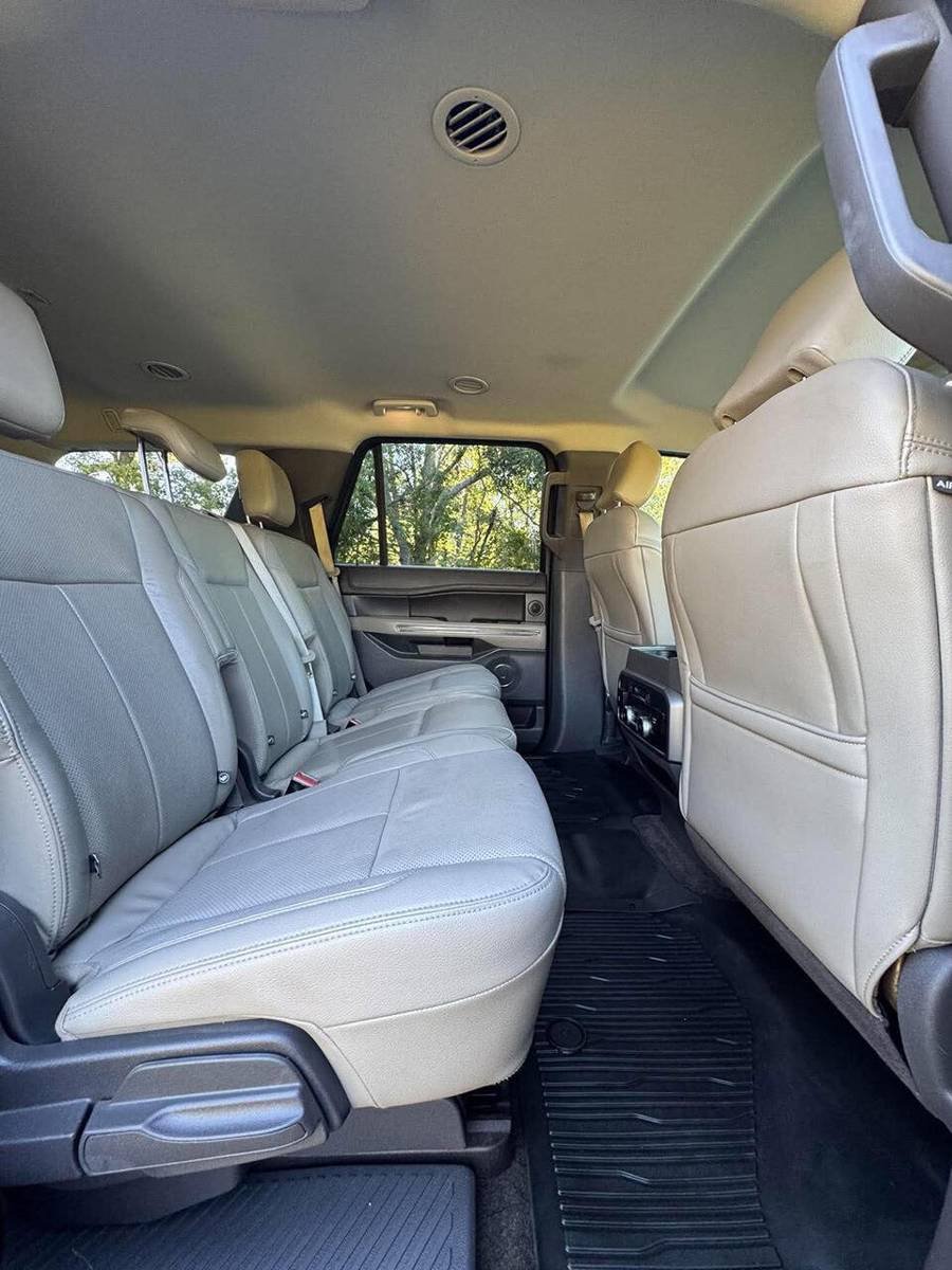 Used 2018 Ford Expedition XLT w/ Equipment Group 202A AWD/4WD image 14