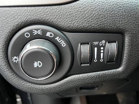 Used 2019 Jeep Cherokee Trailhawk w/ Cold Weather Group image 16