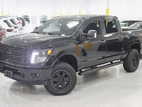 Used 2018 Nissan Titan SV w/ SV Convenience Package image 7