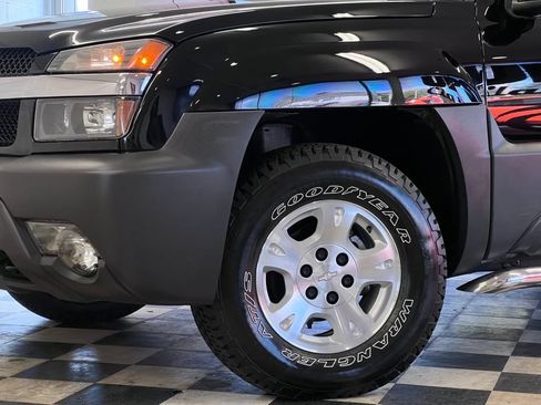 Used 2004 Chevrolet Avalanche Z71 w/ Sun And Sound Package AWD/4WD image 16