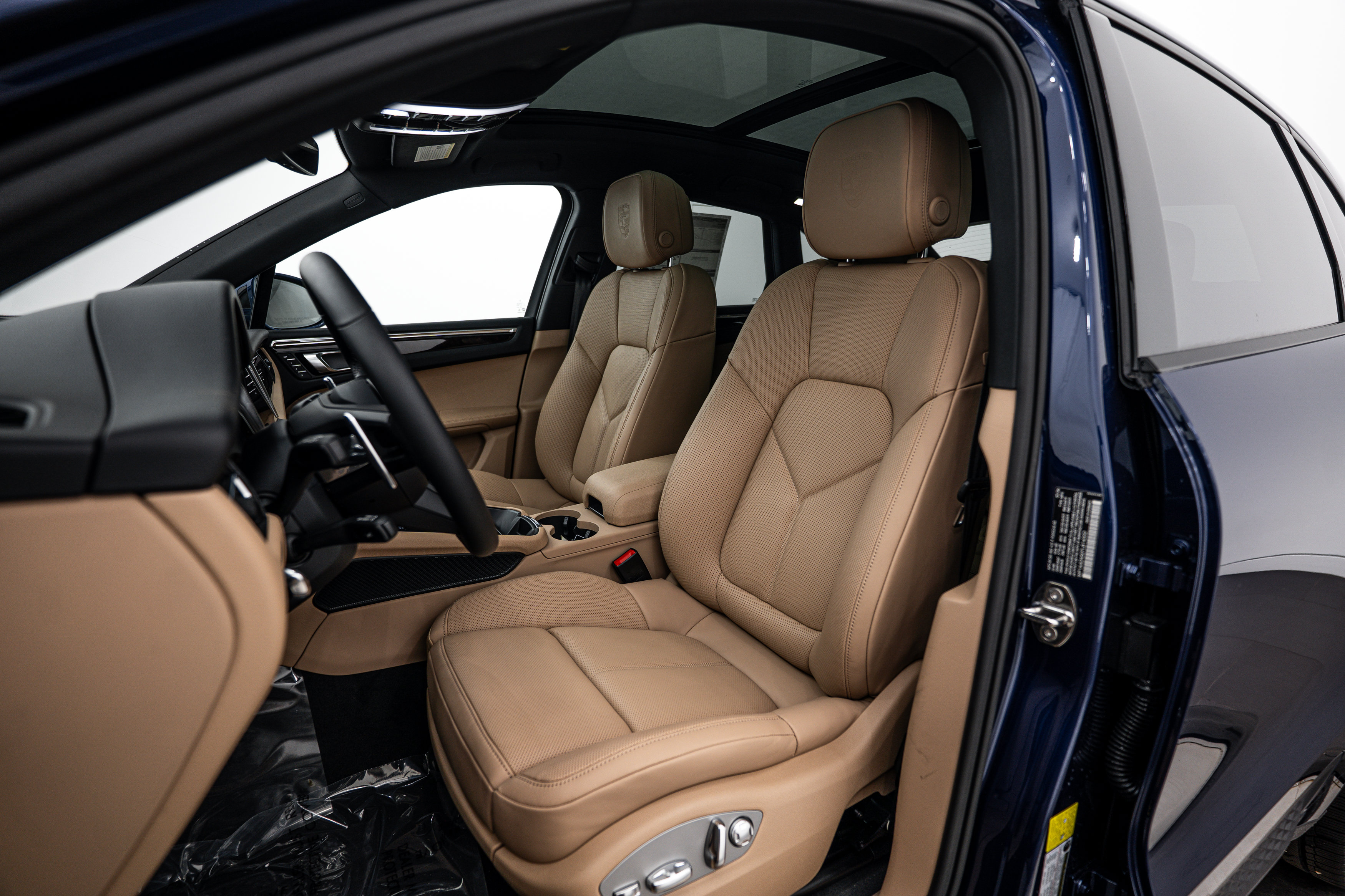 Certified 2026 Porsche Macan AWD/4WD image 5