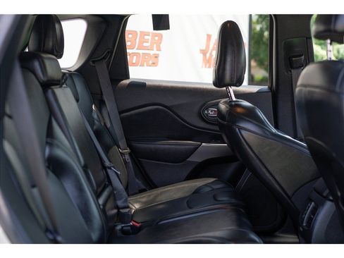 Used 2020 Jeep Cherokee Limited AWD/4WD image 3