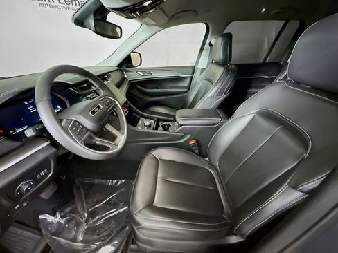 Used 2023 Jeep Grand Cherokee Limited w/ Black Appearance Package image 21