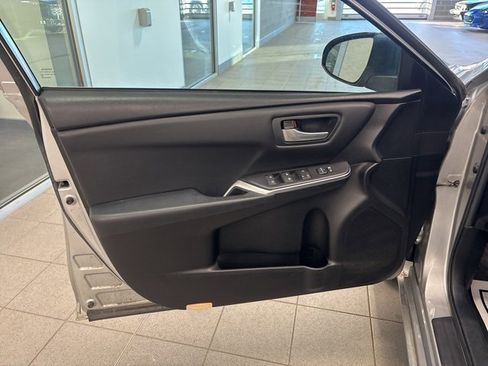 Used 2017 Toyota Camry SE image 12