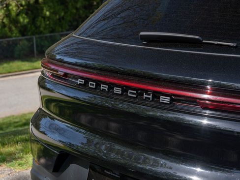 Certified 2024 Porsche Cayenne w/ Premium Package Plus (PFM) AWD/4WD image 16