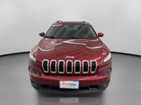 Used 2017 Jeep Cherokee Latitude AWD/4WD image 2