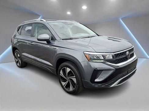 Used 2023 Volkswagen Taos SE w/ Panoramic Sunroof Package AWD/4WD image 3