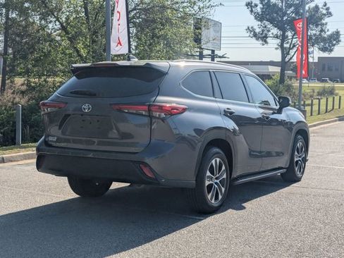Used 2022 Toyota Highlander XLE image 3