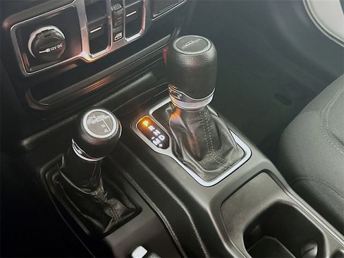 Used 2022 Jeep Gladiator Willys image 16