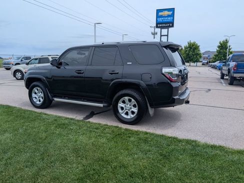Used 2018 Toyota 4Runner SR5 AWD/4WD image 10