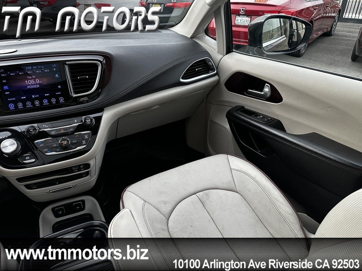 Used 2017 Chrysler Pacifica Limited w/ UConnect Theater Package FWD image 12
