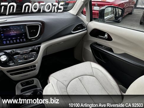 Used 2017 Chrysler Pacifica Limited w/ UConnect Theater Package FWD image 12