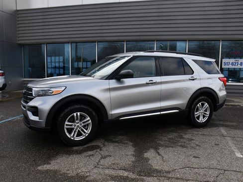 Used 2023 Ford Explorer XLT w/ Class IV Trailer Tow Package image 2