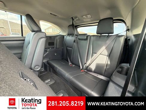 Used 2025 Toyota Highlander XLE FWD image 13