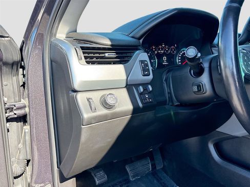 Used 2017 Chevrolet Suburban LT w/ Luxury Package RWD image 11