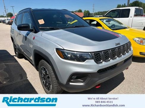 Used 2025 Jeep Compass Trailhawk AWD/4WD image 1