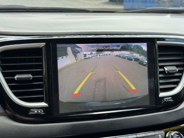 Used 2023 Chrysler Pacifica Touring-L FWD image 2