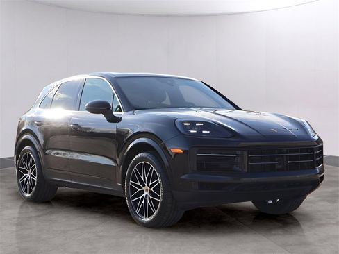 Used 2025 Porsche Cayenne w/ Premium Package image 11