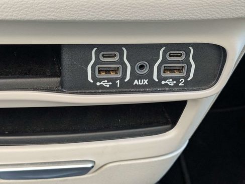 Used 2023 Chrysler Pacifica Touring-L FWD image 23