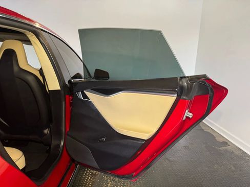 Used 2013 Tesla Model S Performance RWD image 27