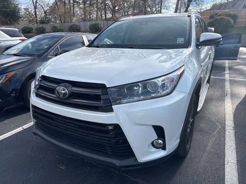 Used 2017 Toyota Highlander XLE image 3