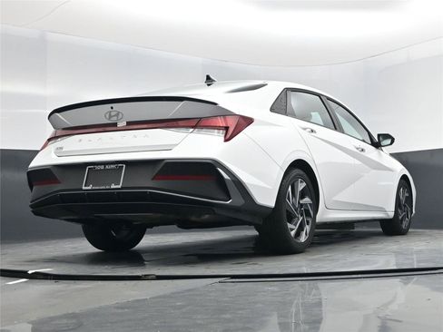 Certified 2025 Hyundai Elantra Sport image 14