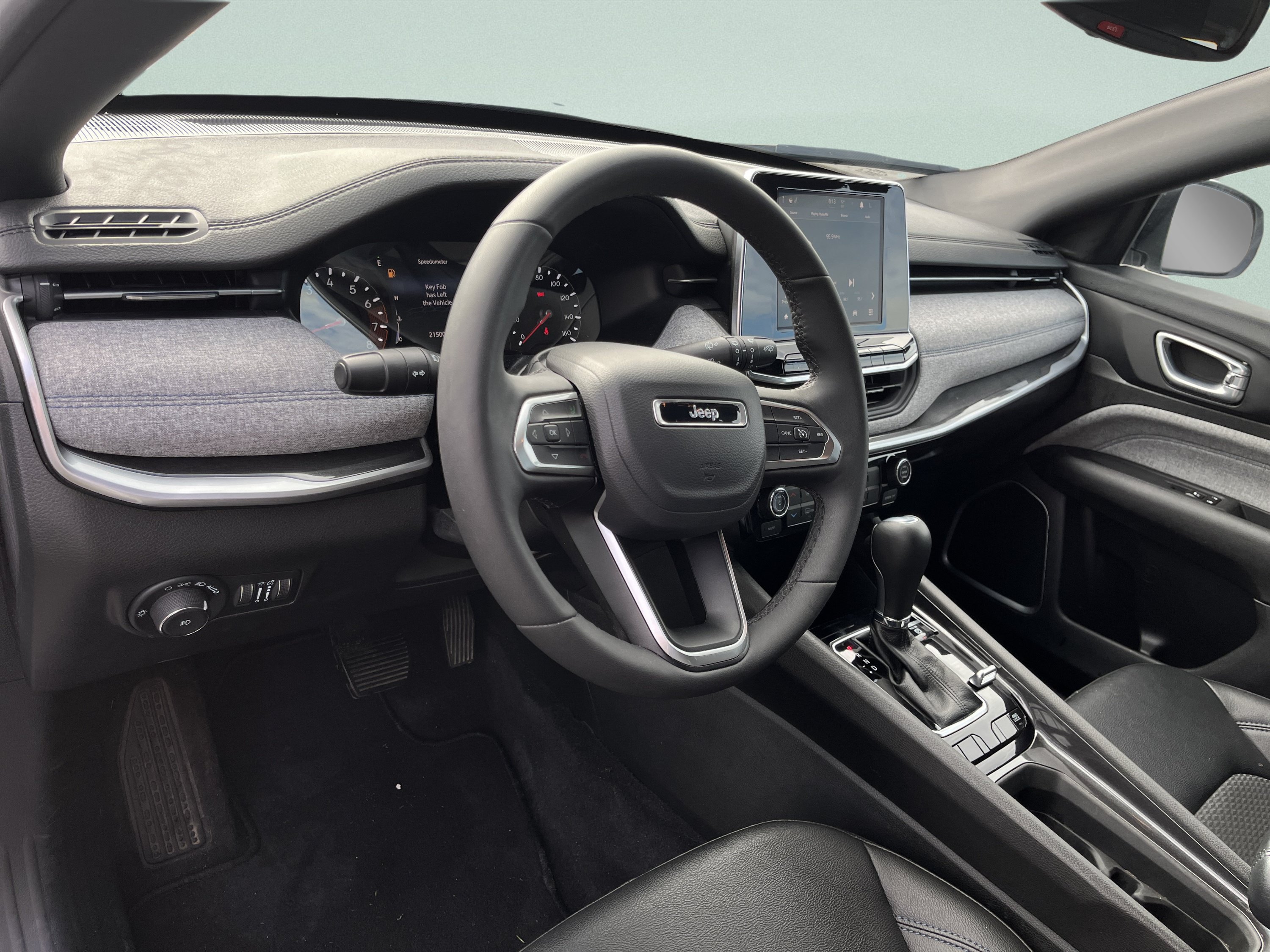 Used 2025 Jeep Compass Latitude AWD/4WD image 16