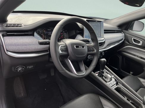 Used 2025 Jeep Compass Latitude AWD/4WD image 16